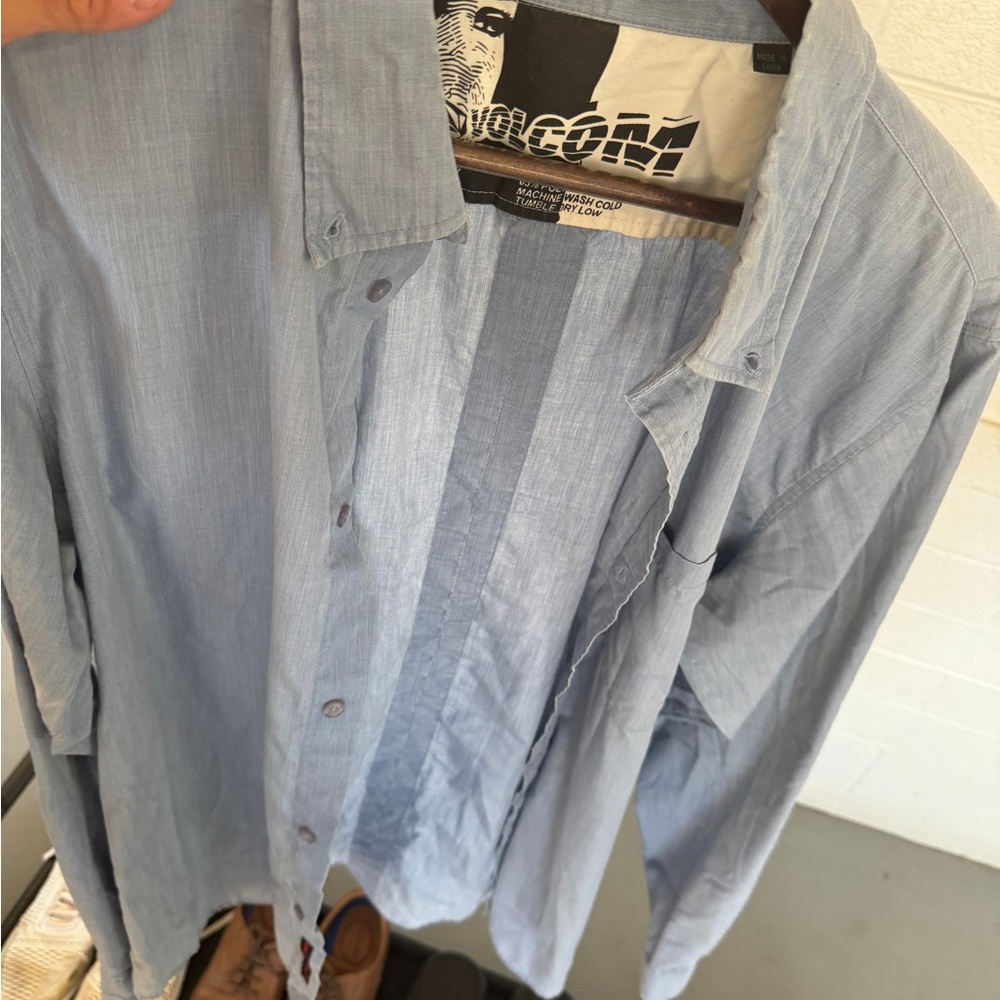 Men’s Volcom button up